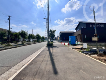  分譲現場南側に面した通りには歩道が整備されています。