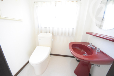 トイレ ／2階トイレには洗面台があり、2階でも朝の洗顔・歯磨きを済ませることができます。（04/05/10）