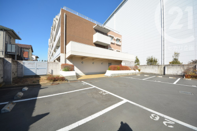  東側外観・駐車場