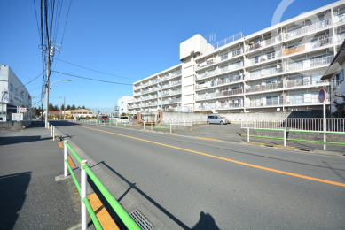  マンション南側は道路になっています。