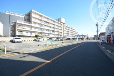  南向き住戸が中心の日当たり良好なマンションです。