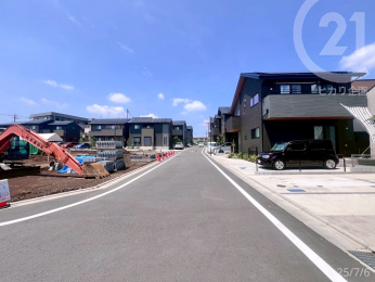  東側道路／開放感と落ち着きが調和する街並み。
