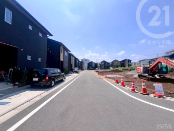  南側道路／駐車もスムーズなゆとりの6m道路。
