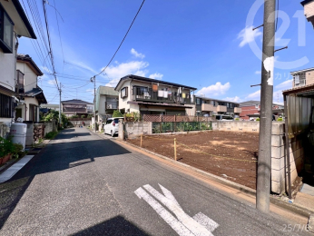  周囲は戸建て中心の静かな住宅街で、子育て世帯にもおすすめの環境です。