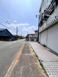  歩道があるので、お子さん連れでも安心して歩くことができます。