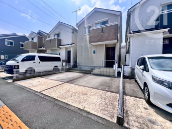 現地外観写真 内見予約受付中★カースペース並列2台！南庭付4LDKのオール電化住宅◎