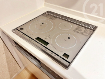  収納たっぷり、キッチン家電もおけて便利なカップボード。