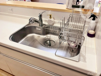  階段下を活用したリビング収納。
日用品や掃除道具置き場に活躍しそうです。