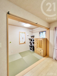  みんなが過ごす時間が長い1階空間に収納が豊富だと何かと便利♪