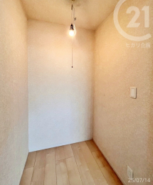  2階洋室（約5.2帖）／こちらは北側にあるバルコニーに面したお部屋です。