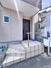  バルコニーが屋根の代わりとなって、雨の日にも玄関からの出入りがしやすくなっています。