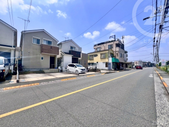  北側前面道路／両側に小さめですが歩道があります。