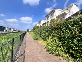  �}���V�����쑤�ɂ͋�x�삪�ʂ��Ă���A�J���������薾�邢�Z�܂��ł��B