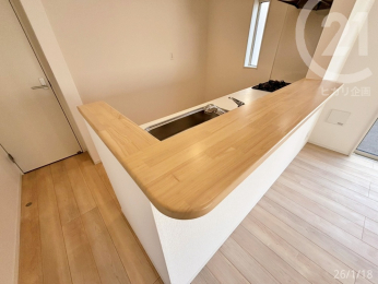  �������̎󂯓n���ɕ֗��ȃJ�E���^�[�t���̃L�b�`���ł��B