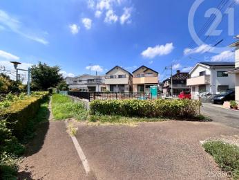  分譲地南側には自転車道が通っています。