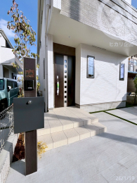  �h�A�͓d�q���Ή��ŊJ���߃X���[�Y�ł��B