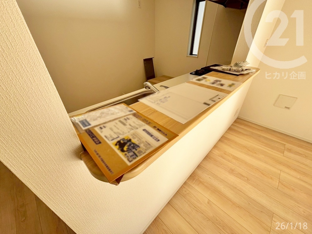  �������̎󂯓n���ɕ֗��ȃJ�E���^�[�t���̃L�b�`���ł��B