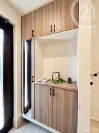  �C���̓R�̎��^�ƂȂ��Ă��āA�����������f�B�X�v���C��J�M�u����ȂǂɊ��p�\�ł��B