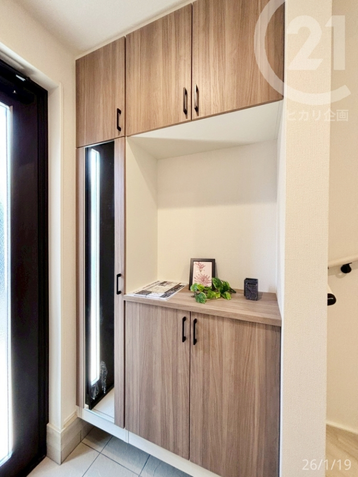  �C���̓R�̎��^�ƂȂ��Ă��āA�����������f�B�X�v���C��J�M�u����ȂǂɊ��p�\�ł��B