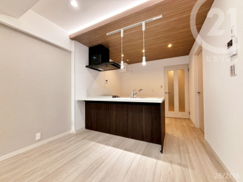  �J�E���^�[�����󂢂Ă��邩��A�J�E���^�[�`�F�A��u���č���܂��B���q�l�ɐH���������Ȃ���L�b�`���d�����ł��܂��ˁB