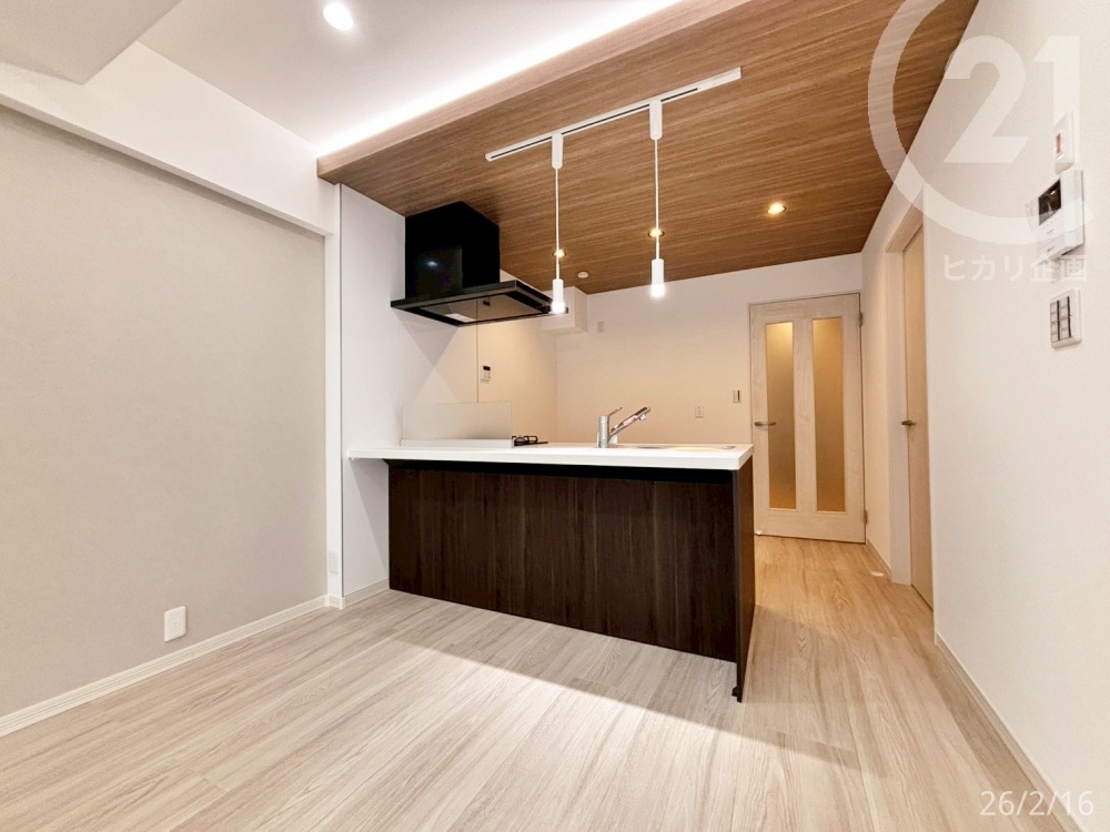  �J�E���^�[�����󂢂Ă��邩��A�J�E���^�[�`�F�A��u���č���܂��B���q�l�ɐH���������Ȃ���L�b�`���d�����ł��܂��ˁB