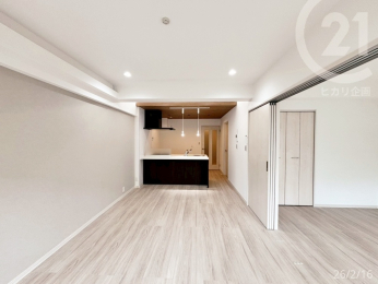  �L�b�`���̑O�ʂ��I�[�v���ɂȂ��Ă��āA���r���O������ł��A�L�b�`���ɂ��邲�Ƒ����悭�����܂��B