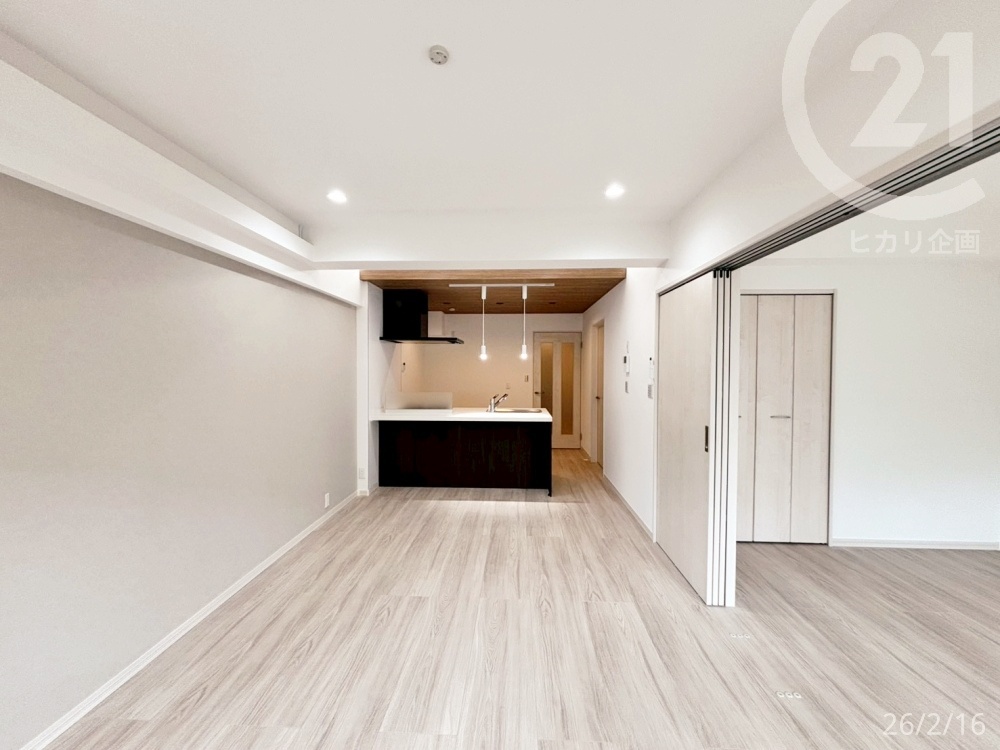  �L�b�`���̑O�ʂ��I�[�v���ɂȂ��Ă��āA���r���O������ł��A�L�b�`���ɂ��邲�Ƒ����悭�����܂��B