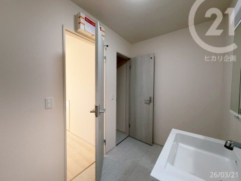  �L�b�`���w�ʂɁA���ʎ��E�g�C���E�������܂Ƃ܂��Ă��܂��B