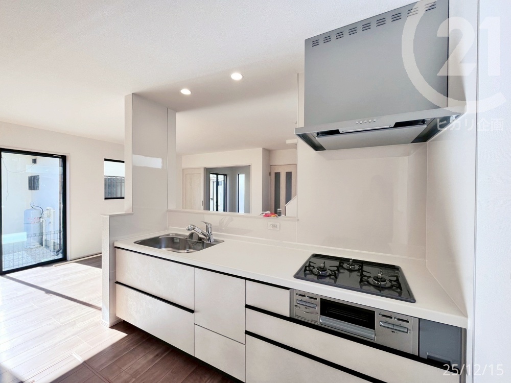  �L�b�`�����Ƀ_�C�j���O�e�[�u����z�u���₷���݌v�ł��B