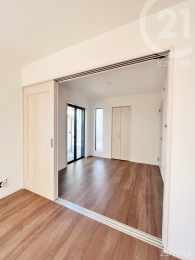  ���r���O�ɗאڂ���1�K�m��