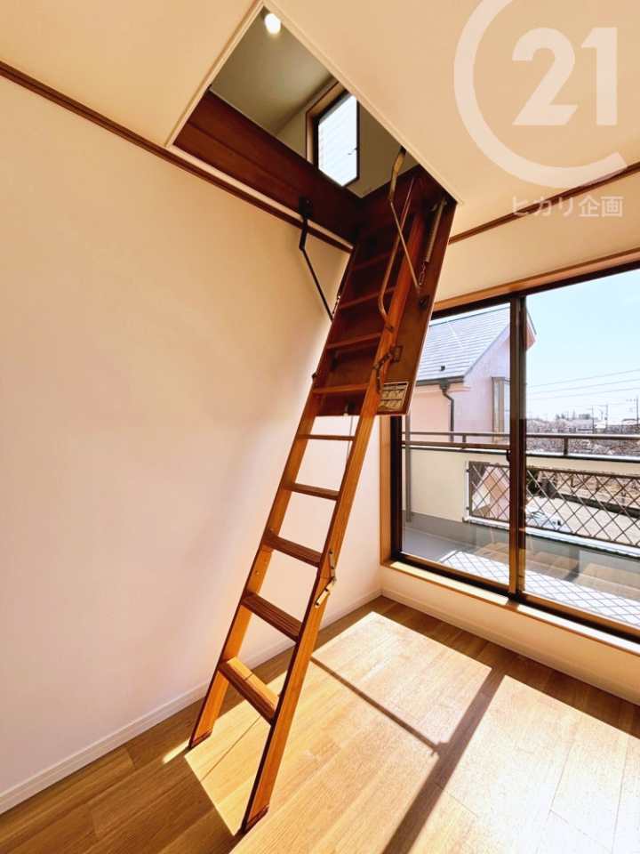  2�K�E�����m��6���^���������[�ɑ�����q