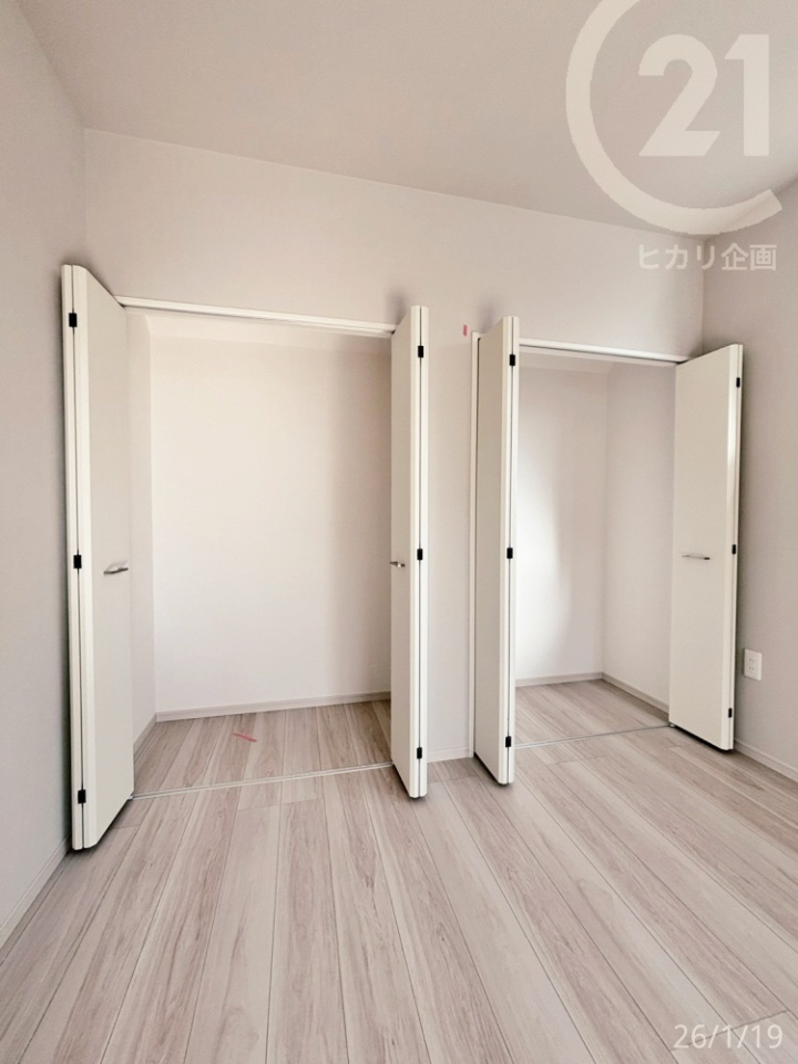  ���m��6.4�������C�h�N���[�[�b�g�~2�@�Ƒ����ꂼ��̕����X�b�L���Еt���܂��B