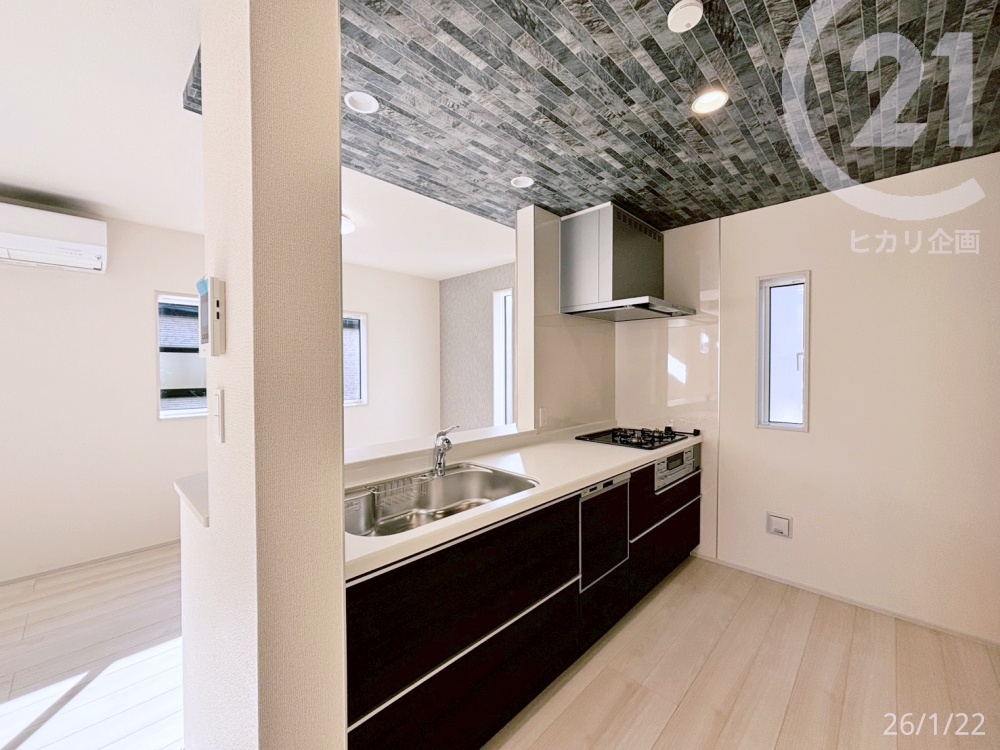  ���L�b�`�����V��f�U�C���ŋ�Ԃ��d�؂胁���n�������o��