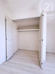  ��2F�F�m��7.75�����N���[�[�b�g�������ߗނ��X�b�L���Еt���܂��B