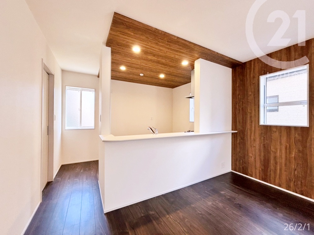  ��LDK���L�b�`���㕔�̉�����V�䂪�A��ԂɃ����n�����v���X�B