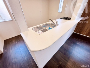  ���L�b�`���������̎󂯓n�������₷���ΖʃL�b�`���B�茳�������オ���Ă���A�����������肰�Ȃ��B���܂��B