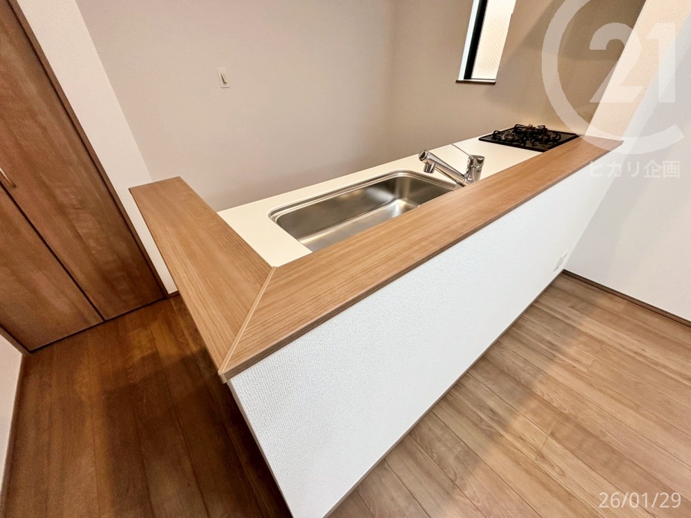  �������̎󂯓n���ɕ֗��ȃJ�E���^�[�t���̃L�b�`���ł��B