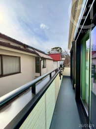  2���ɖʂ������C�h�X�p���o���R�j�[