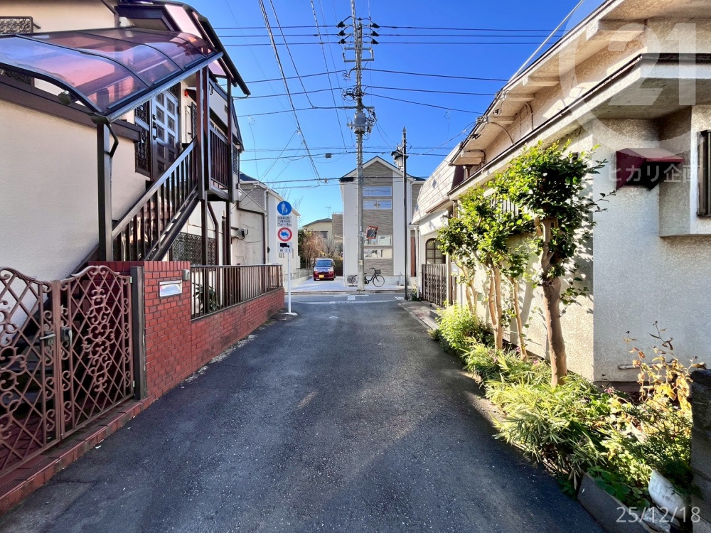  �k������4���E����