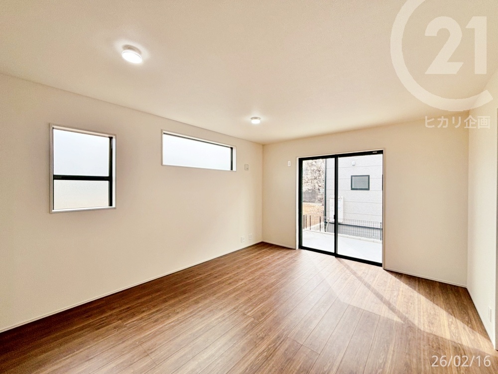  LDK�d���R���Z���g�Ȃǂ����������̕ǂ́A�Ƌ��ǂɊ񂹂Ĕz�u���₷���悤�A�ꕔ�ɍ������̗p����Ă��܂��B