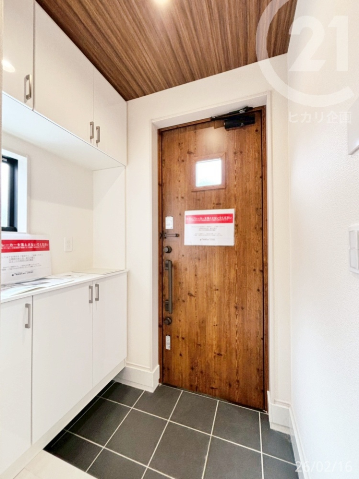  ���փh�A�̓_�u�����b�N�{�d�q���Ή��^�Ŗh�Ɩʂɔz������Ă��܂��B