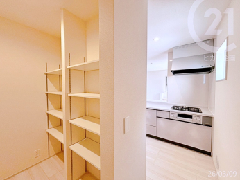  ���p���g���[���L�b�`���w�ʂɂ���A���������T�b�Ǝ��o���ĕ֗��ł��B