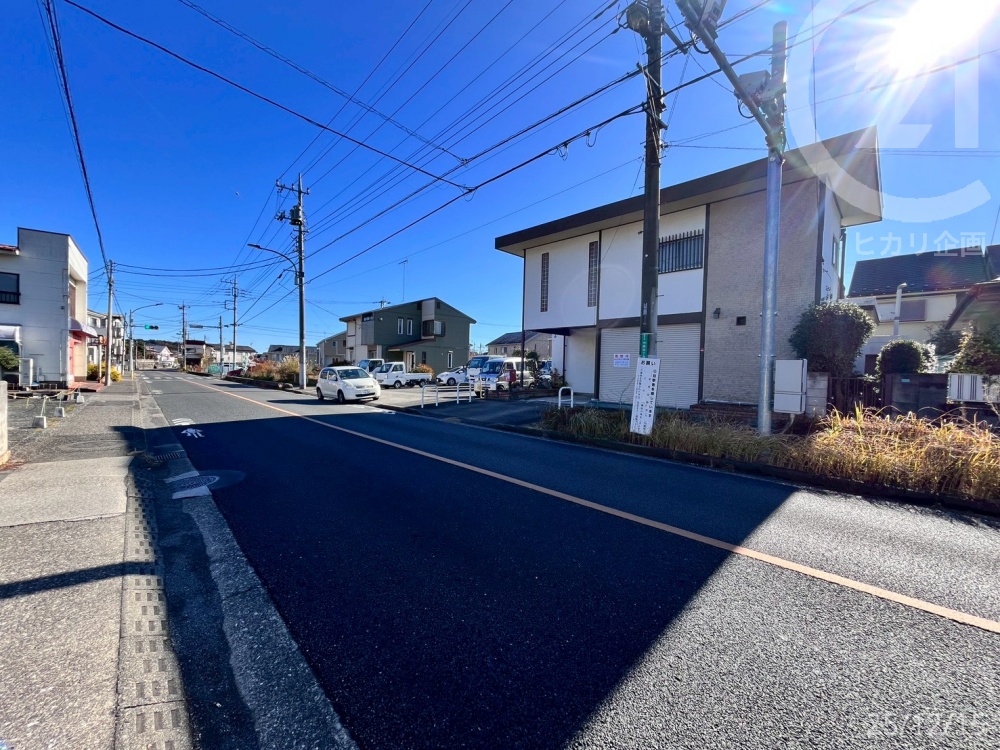  �k������12.9���E�����^�Б���Ԑ��̓��H�ɖʂ��Ă��܂��B