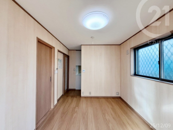  ��LDK���L�b�`���Ƃ̊Ԃɂ͎d�؂肪����̂ŁA��������}���邱�Ƃ��ł��܂��B