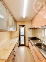  �J�b�v�{�[�h���ݒu����Ă��܂����A��Ƃ�̉��s�����m�ۂ���Ă��܂��B