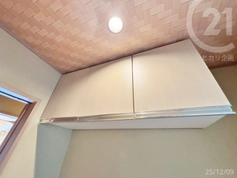  ���g�C�����㕔�Ɏ��[����B�����΂�y�[�p�[��|������̂��܂��ꏊ�ɂ�����܂���B