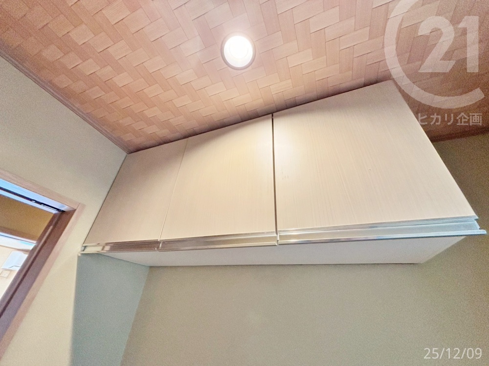  ���g�C�����㕔�Ɏ��[����B�����΂�y�[�p�[��|������̂��܂��ꏊ�ɂ�����܂���B