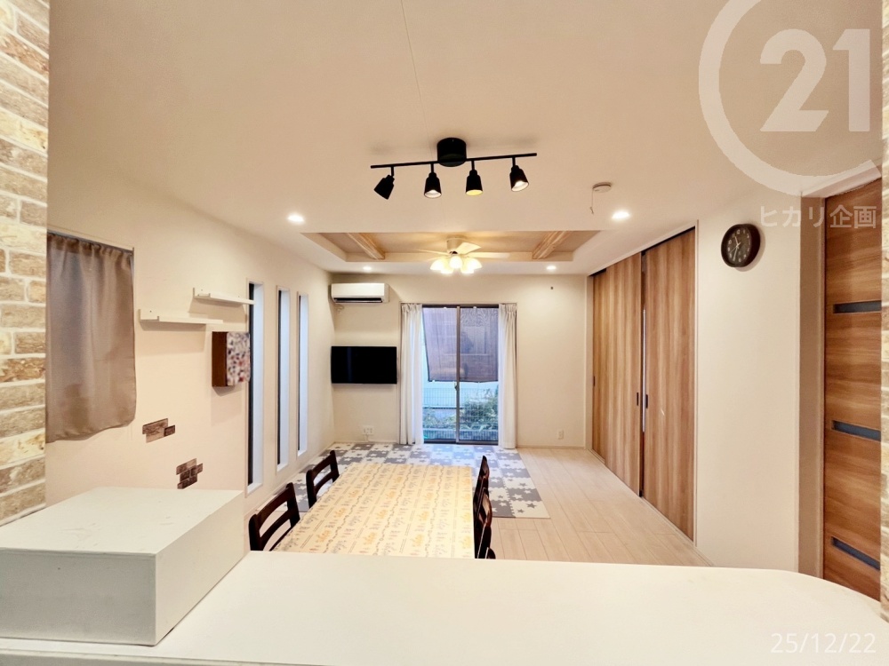  �L�b�`�����烊�r���O�S�̂�1�K�a�������n�����Ƃ��ł��܂��B