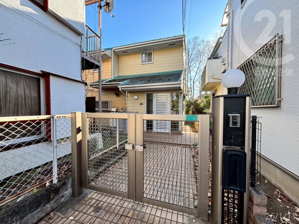 ���n�O�ώʐ^ �����󂫉Ɓ@���ʐ�㐅�̗΂Ɋ��Y���A�������̒����Z��Ō��Ă�ꂽ���È�ˌ��ā�