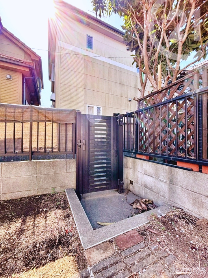  ����ɂ͖��������A�����쑤�ʘH�ɏo�邱�Ƃ��ł��܂��B